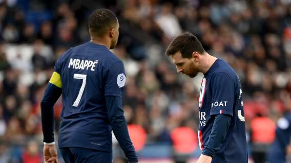 Kylian Mbappé y Lionel Messi en medio de la derrota frente al Rennes. Foto: AFP Kylian Mbappé y Lionel Messi en medio de la derrota frente al Rennes. Foto: AFP