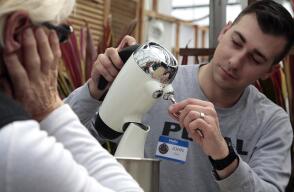 Los "arregladores" voluntarios en Filadelfia han empezado a ofrecer sus habilidades gratis en un esfuerzo de promocionar el ingenio y la sostenibilidad, y ayudar a crear un sentido de comunidad. Por no hablar de la satisfacción de reparar dis