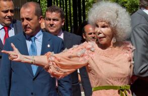 María del Rosario Cayetana Fitz-James Stuart y Silva o, como se le conoce, Cayetana de Alba, fue la persona que más títulos nobiliarios atesoró en el mundo, según el libro Guinness Records.