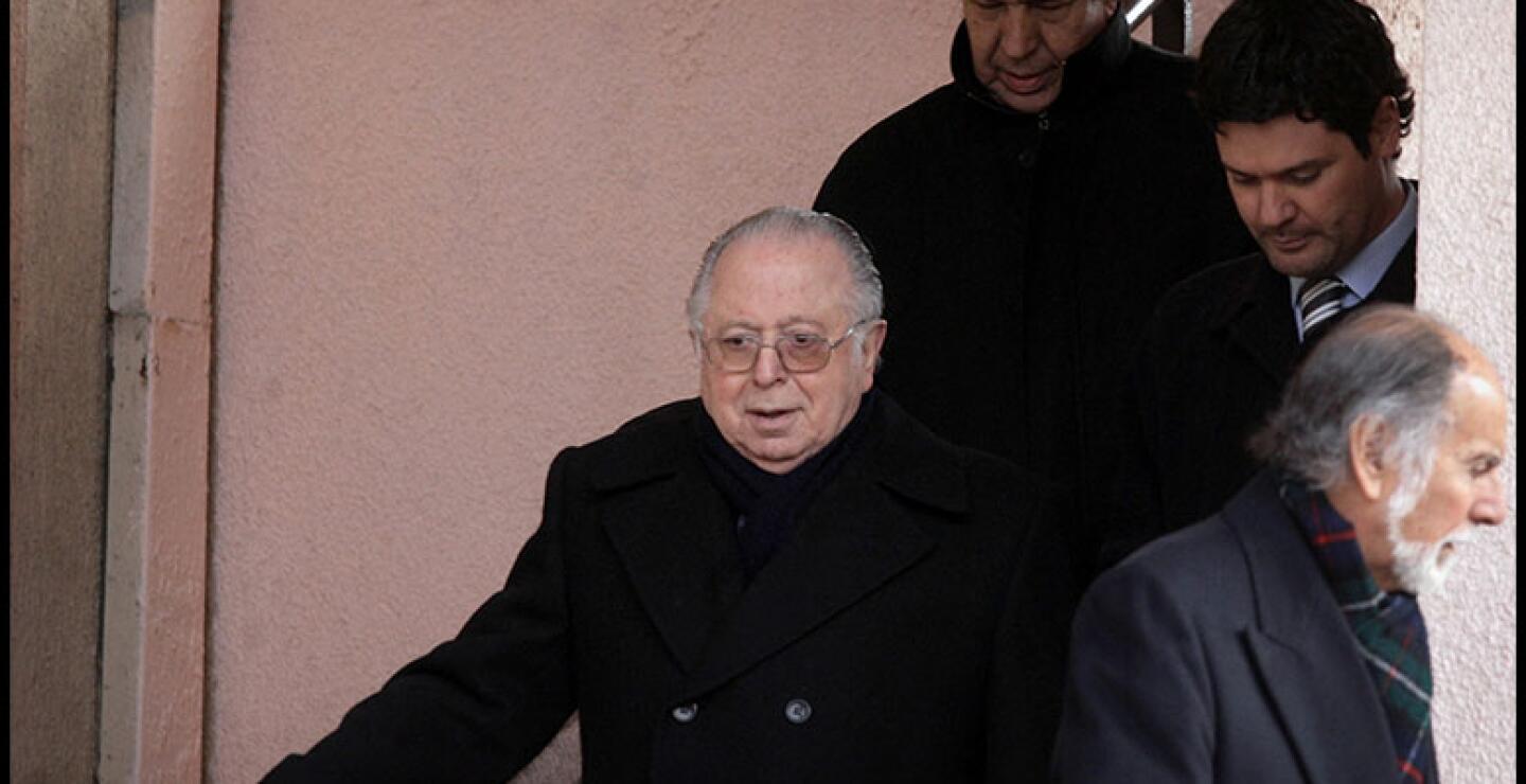 El nombramiento de Juan Barros por parte del papa Francisco generó desde un principio una oleada de rechazo, y la prueba de ello fue la ausencia en la ceremonia de la jerarquía católica, políticos, y de casi todas las autoridades locales de esa región