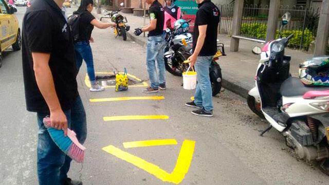 Para evitar accidentes, colectivo de motociclistas en Medellín demarcó huecos peligrosos 