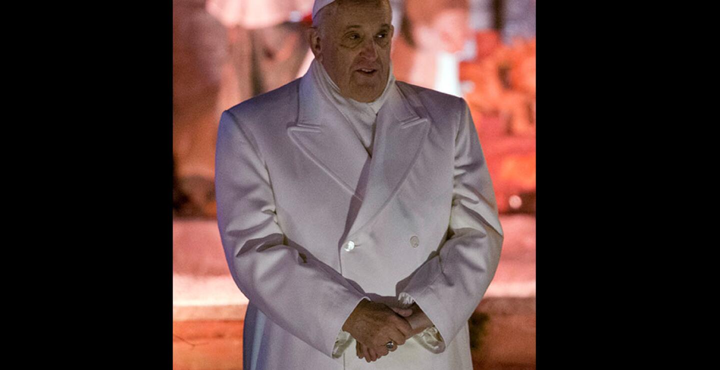 El papa Francisco abogó en el último día de 2014, por situar en "el centro de nuestras preocupaciones" a los más desfavorecidos y llamó a "servir a los débiles" en vez de "servirse" de ellos.