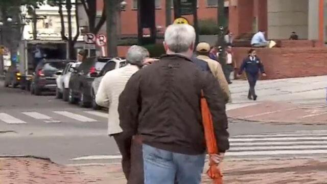 Pensionados están indignados con Santos por no rebajar aportes de salud como prometió en campaña