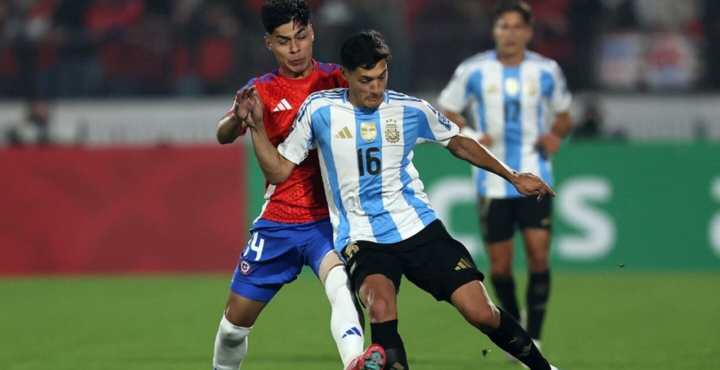 Chile y Argentina en acción de juego por la fecha 15 de las Eliminatorias Sudamericanas. 