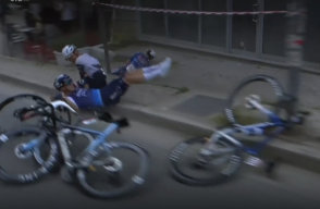 Caída de Mikel Landa, Jay Vine y Geoffrey Bouchard, en la etapa 1 del Giro de Italia 2025