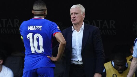 Didier Deschamps, entrenador de Francia, y Kylian Mbappé. Didier Deschamps, entrenador de Francia, y Kylian Mbappé.