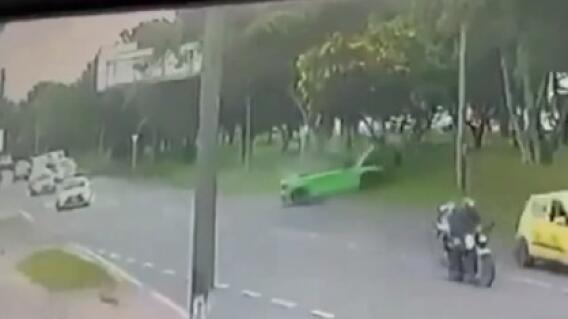 Sale a la luz video del momento exacto en el que conductor atropelló a ladrones en Bogotá Sale a la luz video del momento exacto en el que conductor atropelló a ladrones en Bogotá