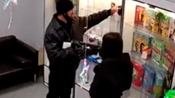 Roba una tienda con un gancho de ropa Roba una tienda con un gancho de ropa