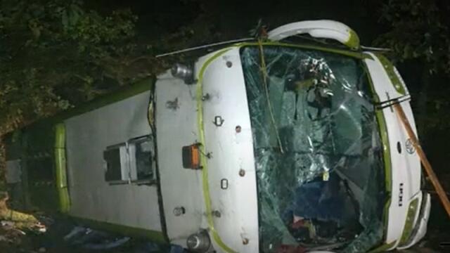 Bus que llevaba migrantes se volcó en vía Medellín-Urabá Bus que llevaba migrantes se volcó en vía Medellín-Urabá