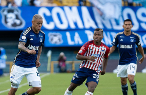 Millonarios y Junior en acción de juego en el estadio El Campín, por los cuadrangulares. 