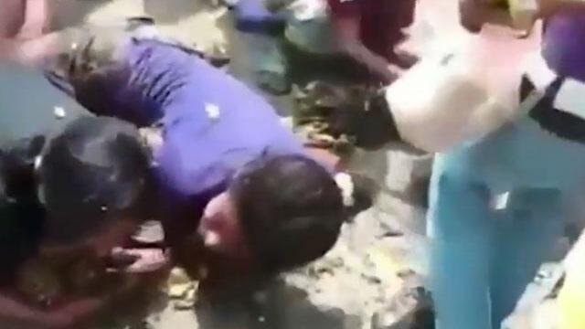 Desesperados por el hambre, niños venezolanos se alimentan de frutas podridas