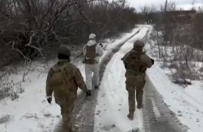 Habitantes de fronteras entre Ucrania y Rusia son entrenados ante una posible escalada militar
