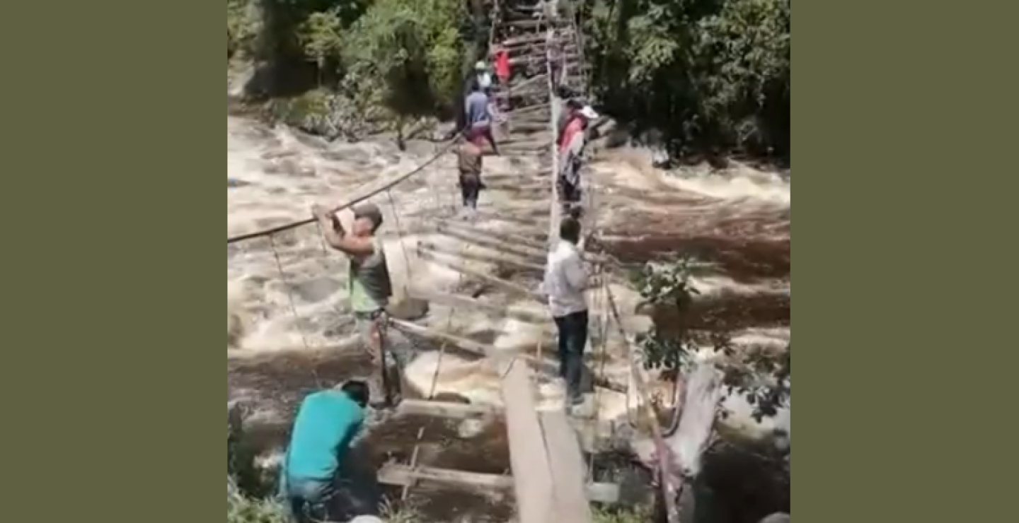 Comunidad indígena debe pasar por puente que se cae a pedazos