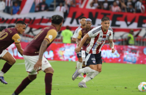 Acción de juego en el duelo entre Junior y Tolima, por los cuadrangulares.