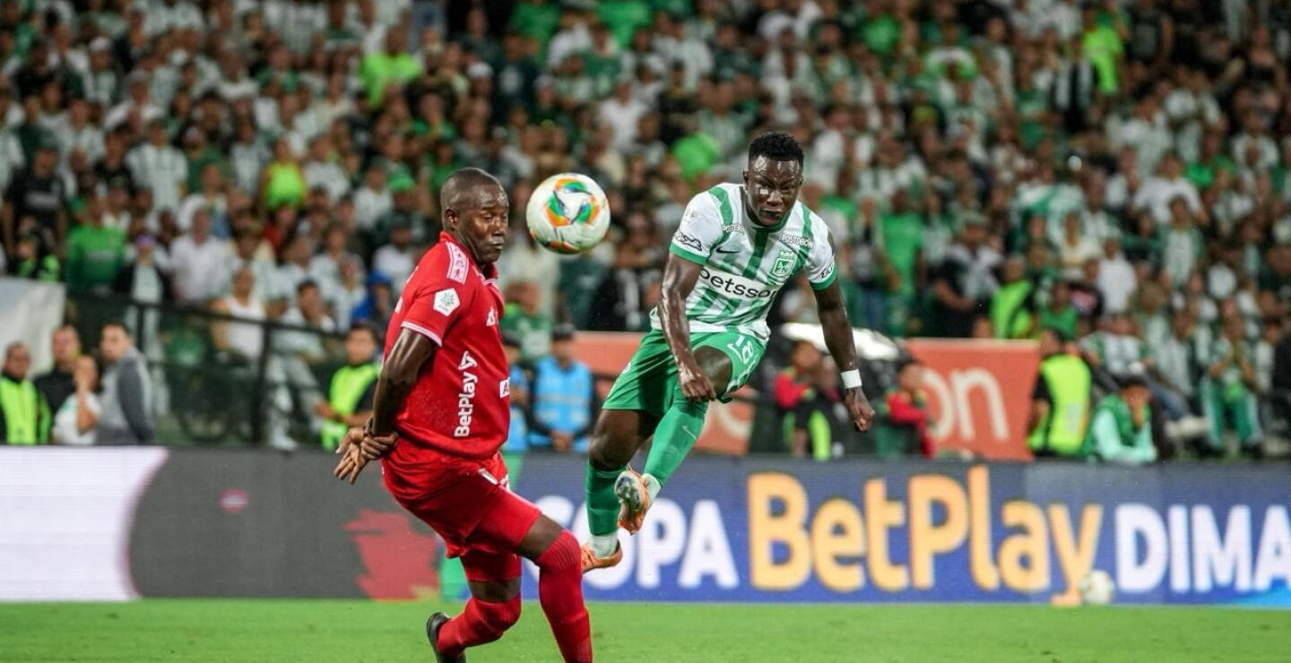 Acción de juego entre Atlético Nacional y América por la ida de la semifinal de Copa BetPlay 2025.