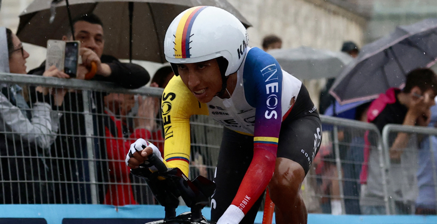 Egan Bernal, ciclista colombiano del INEOS Grenadiers, en la contrarreloj de la etapa 10 del Giro de Italia 2025
