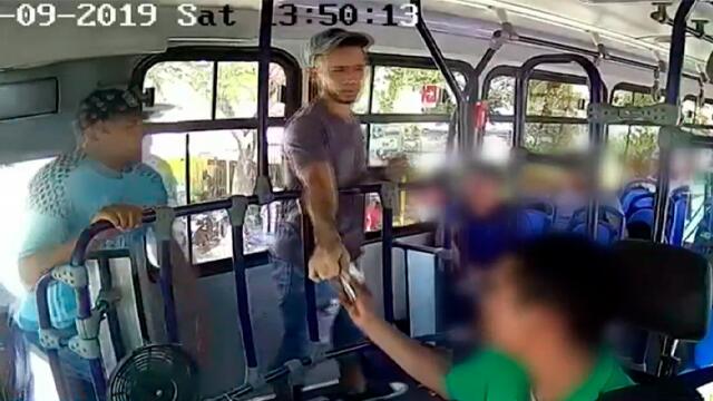 Mientras un ladrón pagó el pasaje para distraer al conductor el otro sacó la pistola para asaltar bu Mientras un ladrón pagó el pasaje para distraer al conductor el otro sacó la pistola para asaltar bu