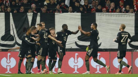 Jugadores del Bayern Múnich y un festejo de gol en la Copa de Alemania. 