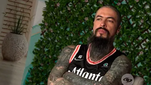 Alexander cuenta su historia de vida en La Red.