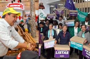 Lizcano y Claudia López entregaron firmas en Registraduría.