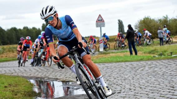 Elizabeth Deignan, ciclista británica en acción de carrera Elizabeth Deignan, ciclista británica en acción de carrera