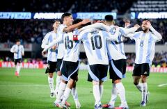 Jugadores de la Selección Argentina en un partido rumbo al Mundial 2026.