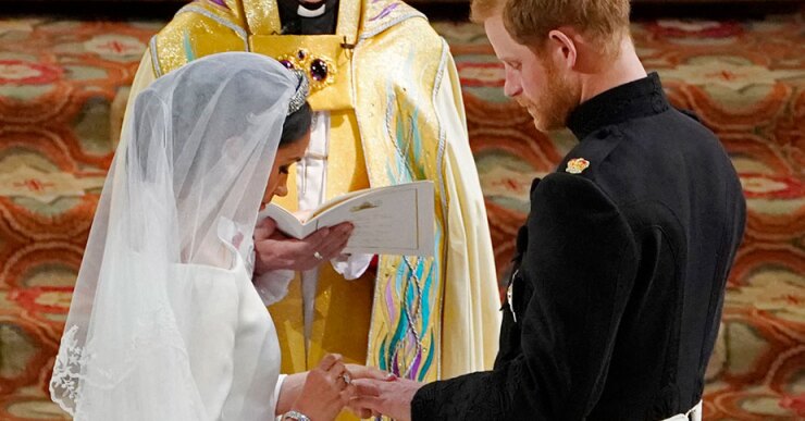 Rompiendo la tradición, el príncipe Harry recibió la argolla matrimonial de su nueva esposa.