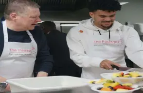 Luis Díaz se puso el delantal y se le midió a cocinar. Foto: The passage