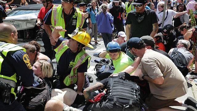 Horror en Charlottesville: carro embiste a multitud durante manifestaciones antirracistas