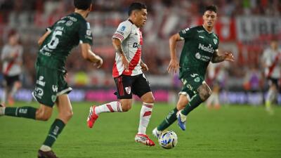 Juan Fernando Quintero (10) en acción de juego con River Plate en el fútbol de Argentina. 