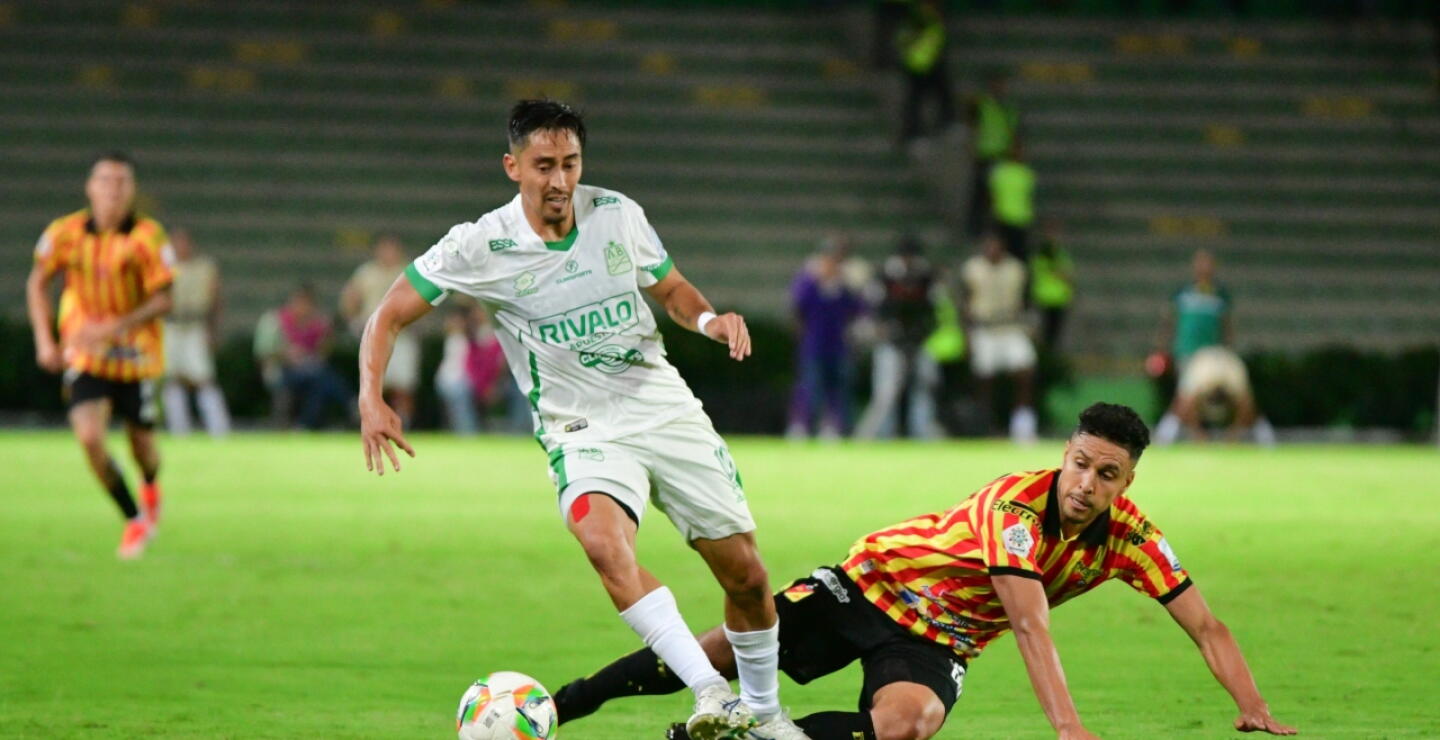 Acción de juego entre Pereira y Bucaramanga, en partido de la Liga BetPlay II-2025.