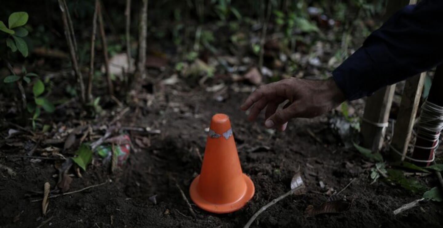 Mina fue camuflada en un balón de fútbol, en medio de combates entre ilegales en Cauca