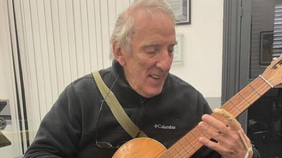 Profesor de música que perdió un dedo volvió a tocar la guitarra gracias a la impresión 3D. Profesor de música que perdió un dedo volvió a tocar la guitarra gracias a la impresión 3D.