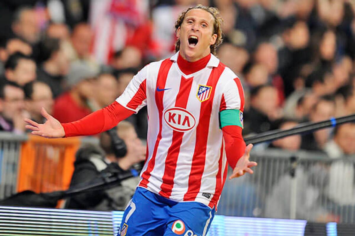 324213_diegoforlanatletico311019afpe.jpg