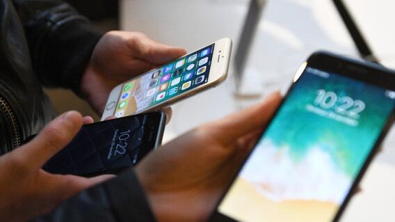 293128_Blu Radio. Celular referencia / Foto: AFP