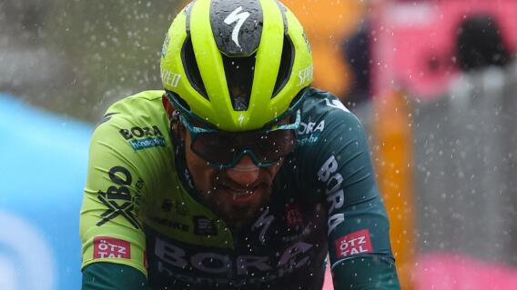 Daniel Felipe Martínez, ciclista colombiano del Bora Hansgrohe, tras cruzar la meta en la etapa 16 del Giro de Italia 2024 Daniel Felipe Martínez, ciclista colombiano del Bora Hansgrohe, tras cruzar la meta en la etapa 16 del Giro de Italia 2024