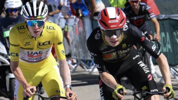 Acción en el Tour de Francia, entre Tadej Pogacar y Jonas Vingegaard. Acción en el Tour de Francia, entre Tadej Pogacar y Jonas Vingegaard.