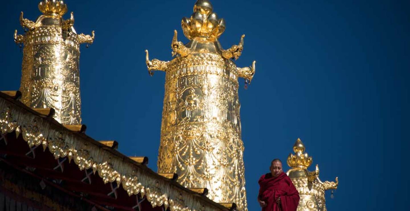 El monasterio de Ganden Sumtseling, construido en el siglo XVII, está apodado "el pequeño Potala" por su parecido con el principal templo del budismo de Lhasa, la capital del Tíbet. Tras haber sido dañado por lo