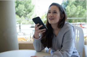 Foto referencial de mujer con celular