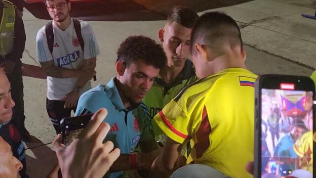 Luis Díaz firmando autógrafos tras el entrenamiento con la Selección Colombia Luis Díaz firmando autógrafos tras el entrenamiento con la Selección Colombia
