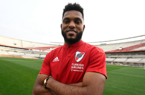 Miguel Ángel Borja posa como nuevo jugador de River Plate.
