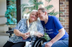 24258_Mujer encuentra a su hermana después de 50 años // FOTO: Fotocaptura Twitter