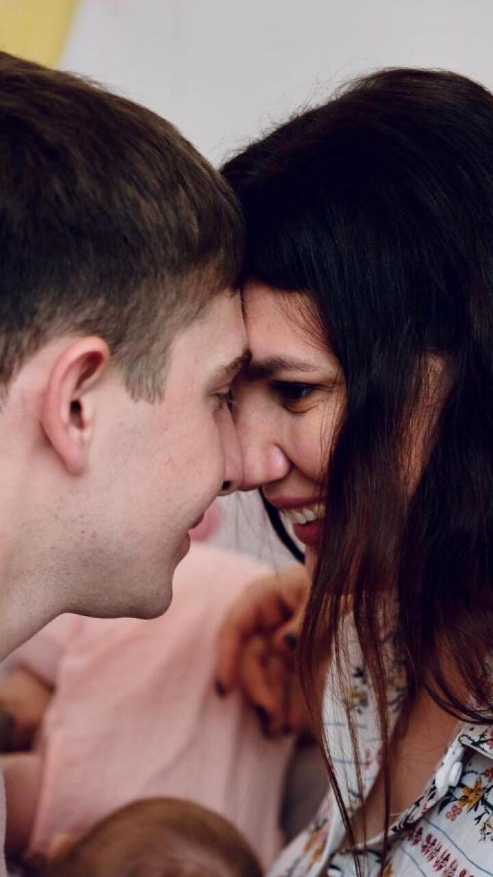 Influencer dejó a su esposo para casarse con su hijastro: “Lo crié desde que tenía 7 años”