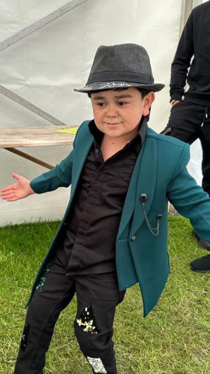 Joven que sufría bullying por medir menos de un metro, se hizo millonario e inspira a cientos en las redes sociales