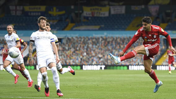 339867_Acción de juego del Leeds United vs. Fulham