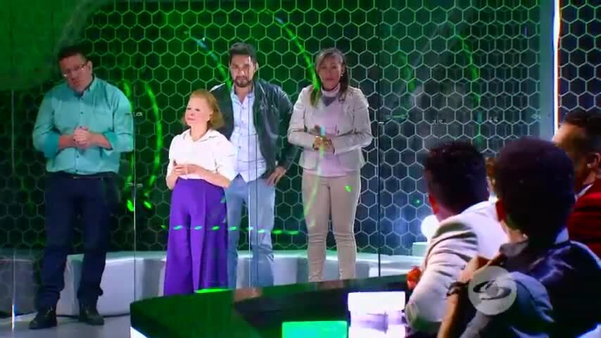 Sunny Carvajal recibe flores de los jurados gracias a su espectacular audición