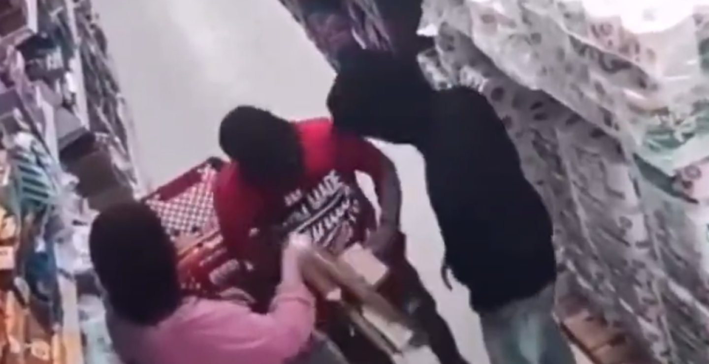 La frialdad de los ladrones es tal que no les importa estar robando a una compradora a pocos metros de una menor de edad en este supermercado de Barranquilla.