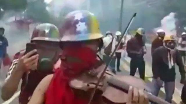 ¿Recuerdan al violinista de las protestas en Venezuela? Así armó una fiesta en metro de Nueva York