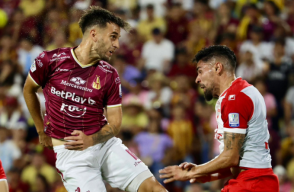 Tolima y Santa Fe en acción de juego en el estadio Manuel Murillo Toro. 