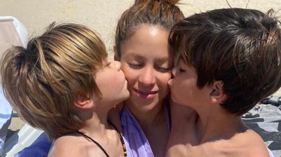 Shakira junto a sus dos hijos, Sasha y Milán Shakira junto a sus dos hijos, Sasha y Milán